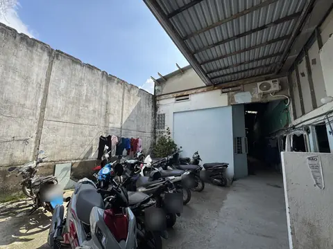 Bãi xe trước và lối vào hành lang