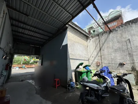Nhìn từ bãi xe ra cổng