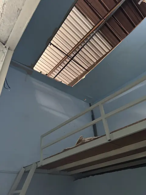 Bên trong một phòng, nhìn lên gác lửng